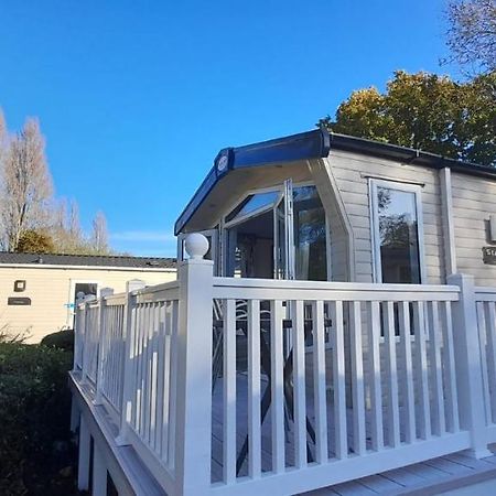Vila Family Breaks At Rockley Park With Prosecco And A Box Of Chocolates On Arrival Poole Exteriér fotografie