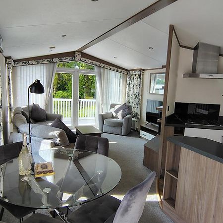 Vila Family Breaks At Rockley Park With Prosecco And A Box Of Chocolates On Arrival Poole Exteriér fotografie