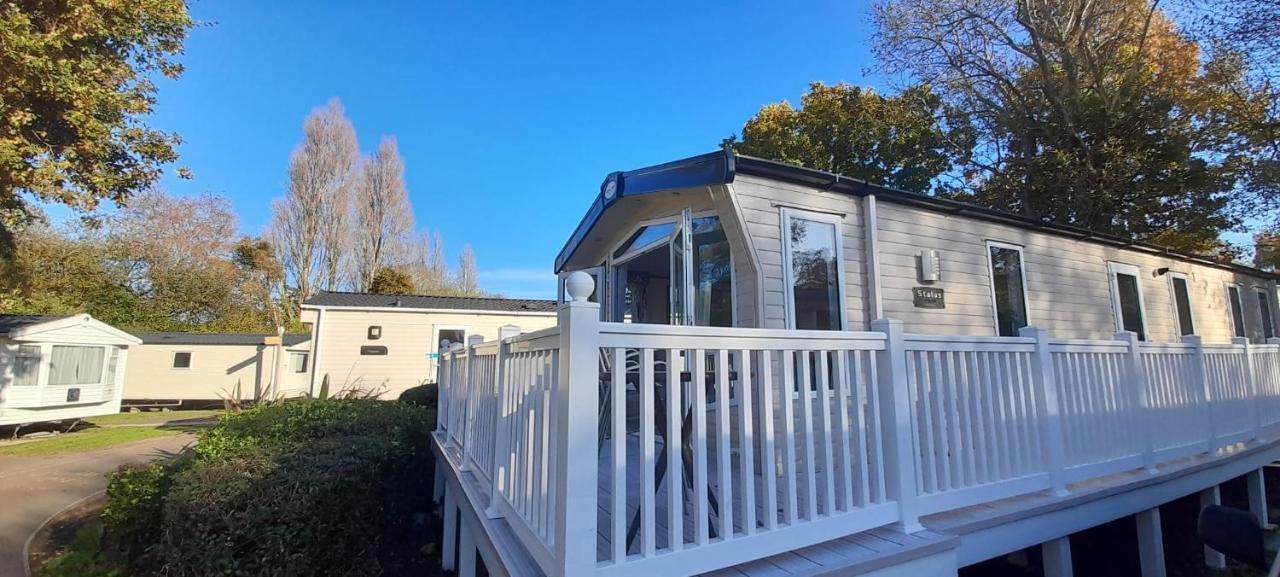 Vila Family Breaks At Rockley Park With Prosecco And A Box Of Chocolates On Arrival Poole Exteriér fotografie
