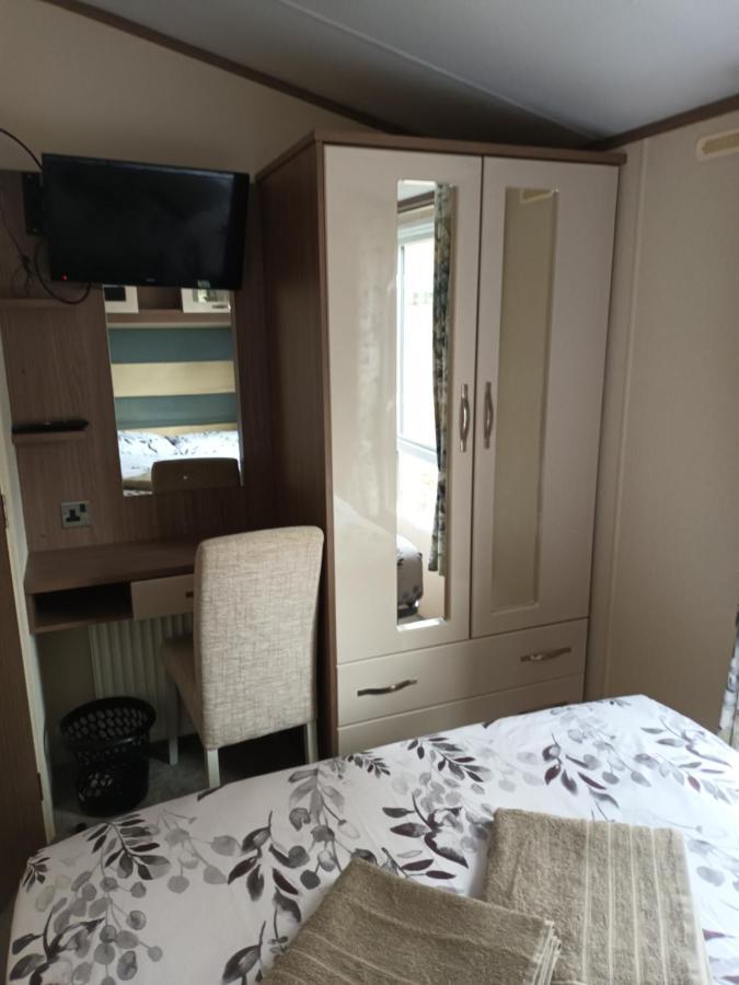 Vila Family Breaks At Rockley Park With Prosecco And A Box Of Chocolates On Arrival Poole Exteriér fotografie