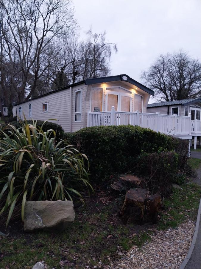 Vila Family Breaks At Rockley Park With Prosecco And A Box Of Chocolates On Arrival Poole Exteriér fotografie