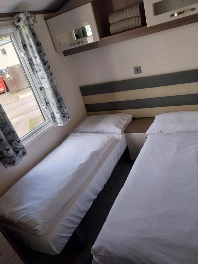 Vila Family Breaks At Rockley Park With Prosecco And A Box Of Chocolates On Arrival Poole Exteriér fotografie