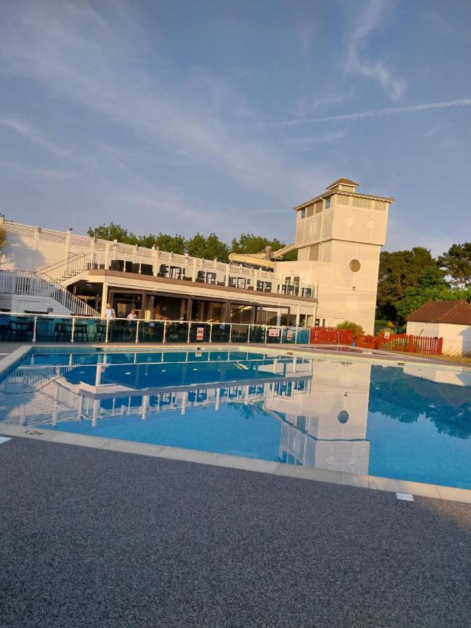 Vila Family Breaks At Rockley Park With Prosecco And A Box Of Chocolates On Arrival Poole Exteriér fotografie