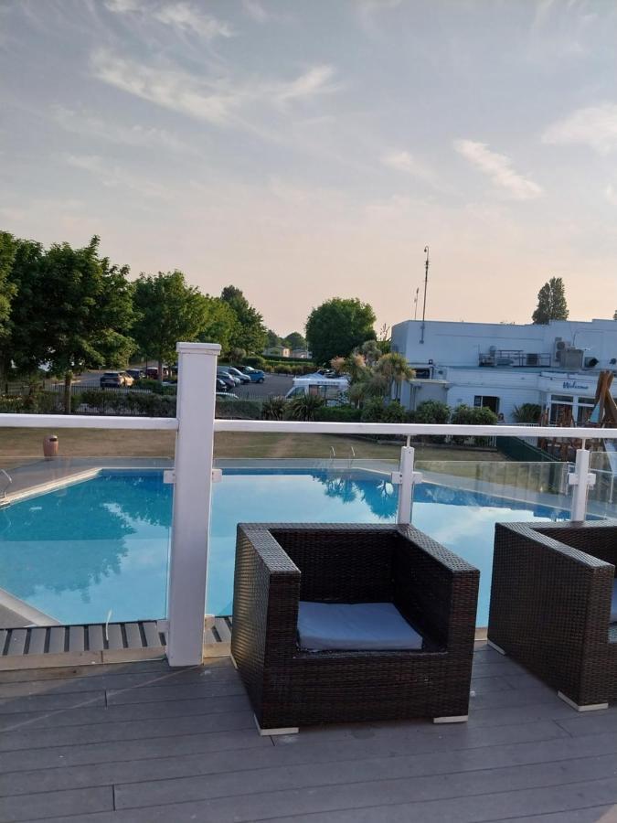 Vila Family Breaks At Rockley Park With Prosecco And A Box Of Chocolates On Arrival Poole Exteriér fotografie