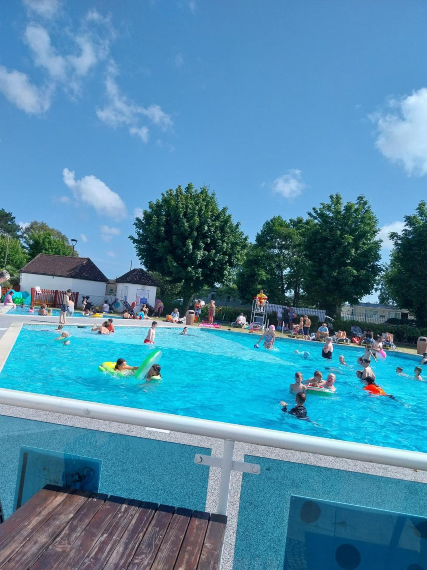 Vila Family Breaks At Rockley Park With Prosecco And A Box Of Chocolates On Arrival Poole Exteriér fotografie